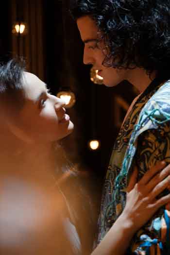 So in Love: Yasmina Hempel und Paul Csitkovics als Romeo & Julia im Theater des Westens (©Foto: Jordana Schramm)